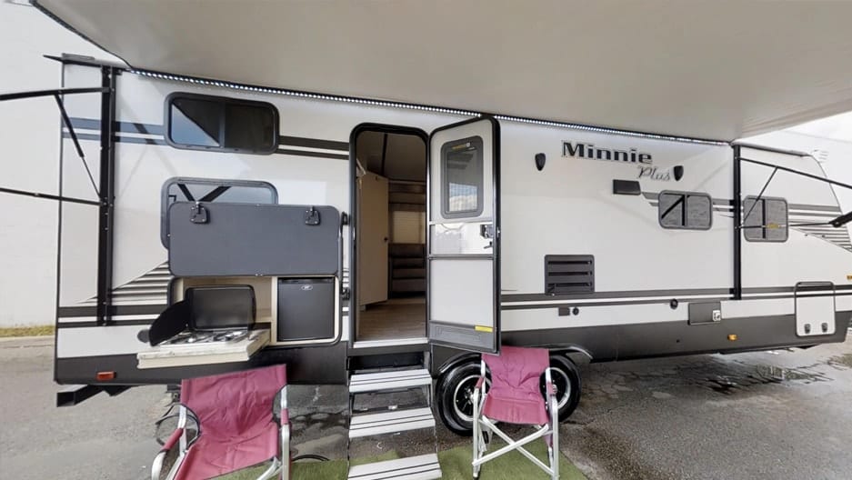 Winnebago Minnie Plus 27BHSS – Road Adventures by Mark Wahlberg